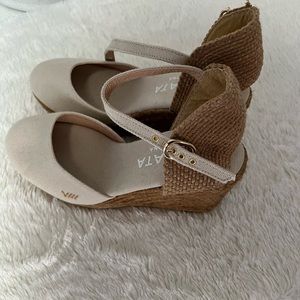 NWOT Viscata Women’s beige wedge Espadrilles